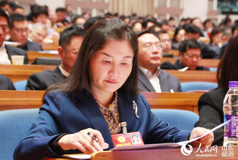有些提案建議轉化為黨政部門的實際措施，在推動當地高質量發展中，發揮了重要作用。圖為委員出席會議。（攝影 宋翠）