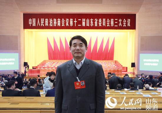 山東省政協(xié)委員、山東鋼鐵集團(tuán)有限公司工會(huì)主席盧彤書(shū).。（攝影 宋翠）