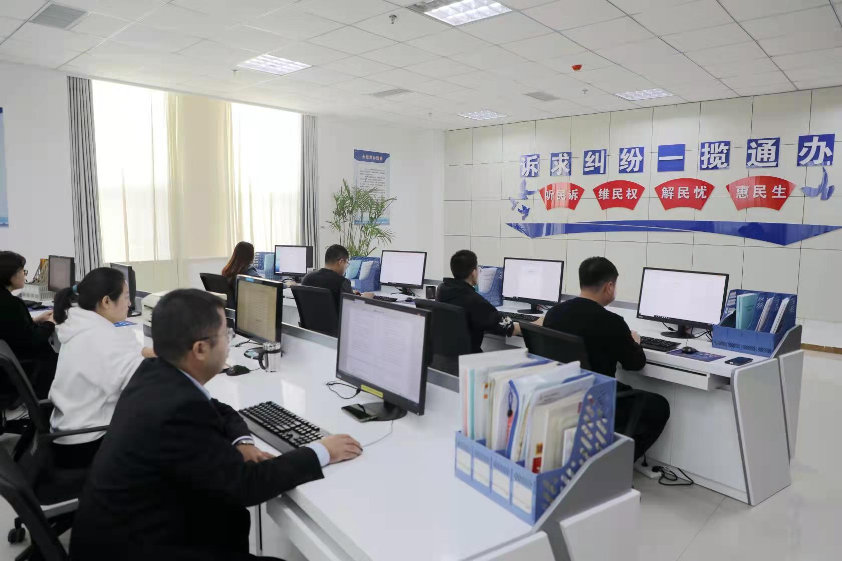 臨沭縣一攬通辦中心工作人員正在分流工單審核答復(fù)工單