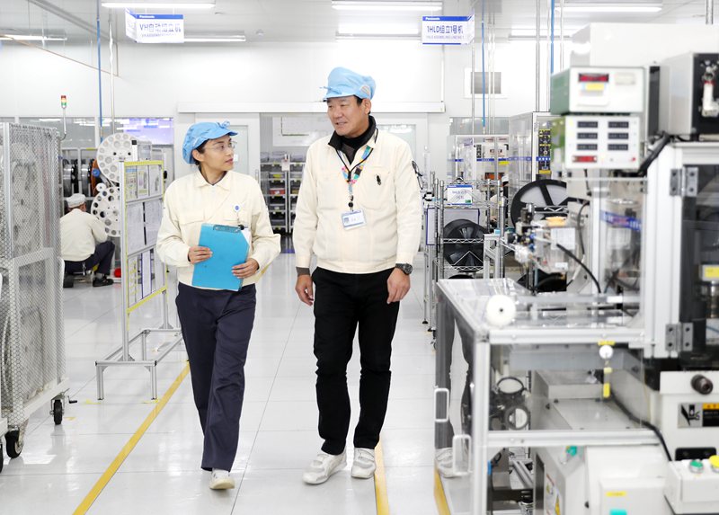 12月8日，日本專家農(nóng)本一在青島松下電子部品（保稅區(qū)）有限公司車間內(nèi)巡檢。張進(jìn)剛攝