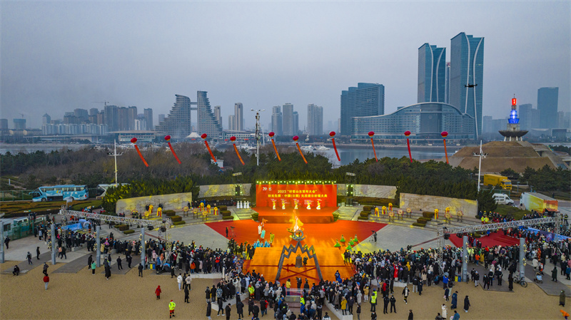 初光先照·中國(日照)元旦迎日祈福大典在日照萬平口景區舉行。景華勇攝