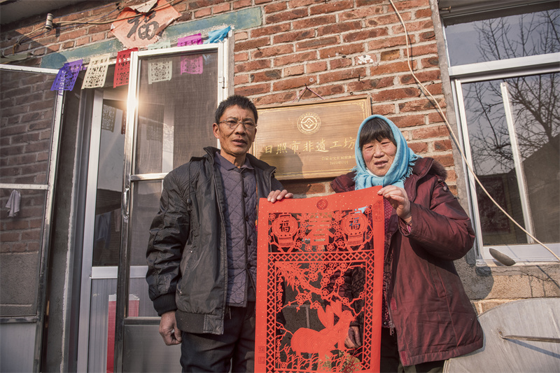 圖為來逢強(qiáng)正在展示制作好的“過門箋”。陳光金攝