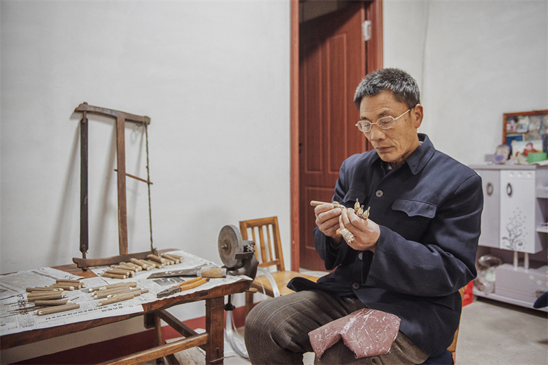 圖為來逢強正在制作刻刀。陳光金攝