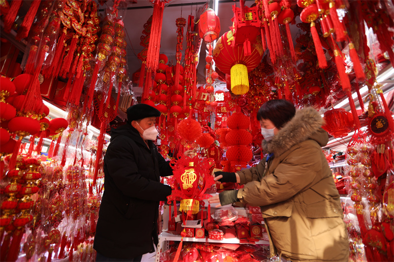 圖為市民在日照太陽城市場內選購各類新年飾品。宋年升攝