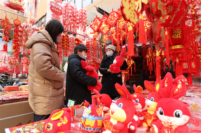 圖為市民在日照太陽城市場內選購各類新年飾品。宋年升攝