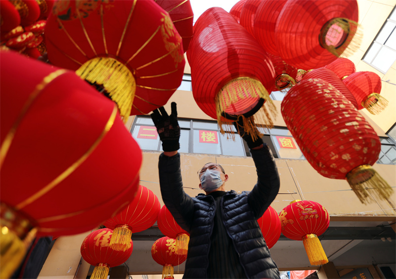 圖為市民在日照太陽城市場內選購各類新年飾品。宋年升攝