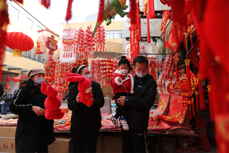 圖為市民在日照太陽城市場內選購各類新年飾品。宋年升攝