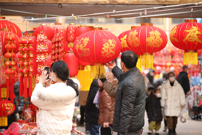 圖為市民在日照太陽城市場內選購各類新年飾品。于坤帥攝