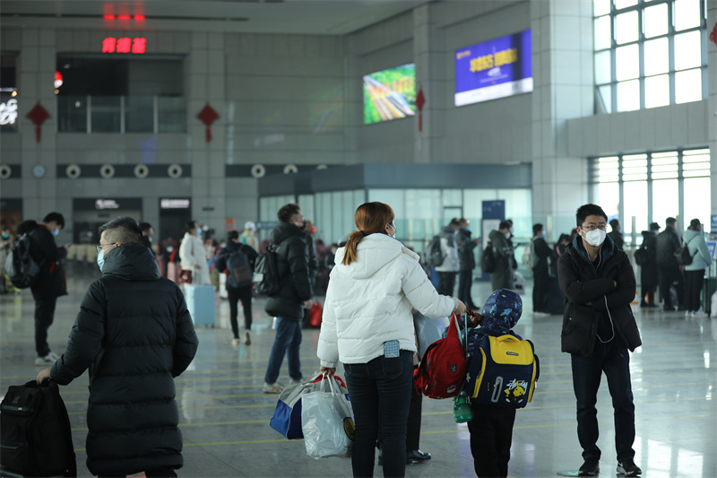 1月6日,在日照西客站,旅客正在候車。宋年升攝
