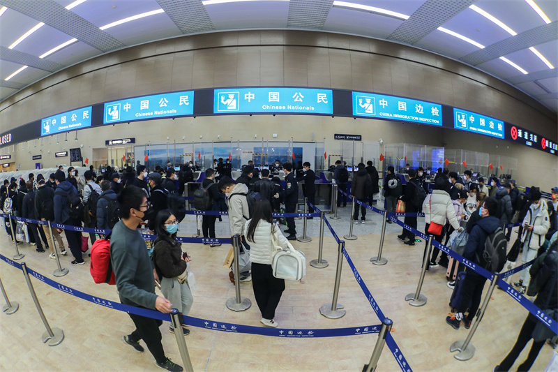 1月9日，山東出入境邊防檢查總站青島機場邊檢站民警為入境旅客辦理通關手續。解豪攝