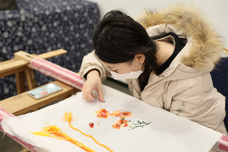 文化進萬家，山東非遺年貨大集熱鬧開啟。圖為刺繡展示。山東省文旅廳供圖