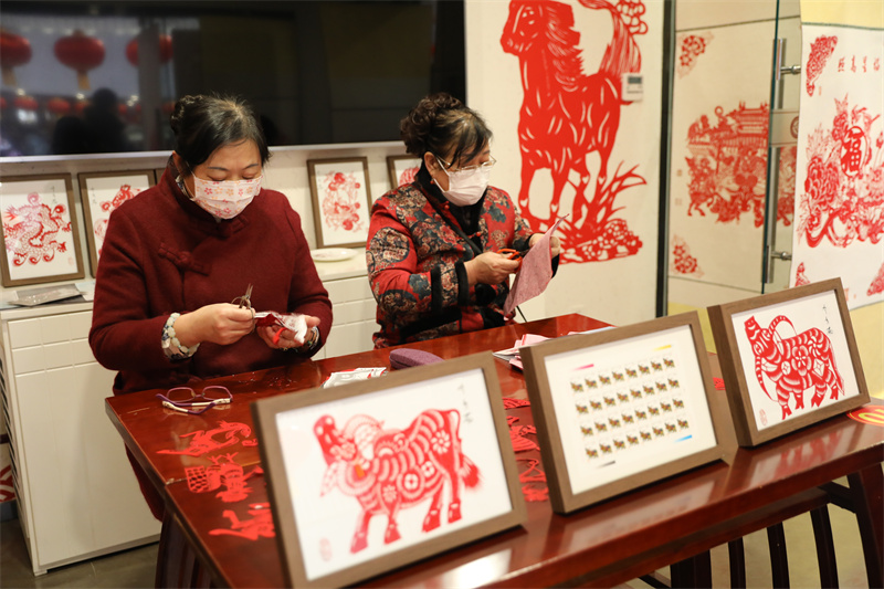 文化進萬家，山東非遺年貨大集熱鬧開啟。圖為高密剪紙。山東省文旅廳供圖