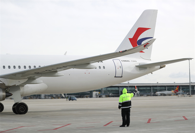 1月15日，全球首架C919國產大飛機抵達青島膠東國際機場進行驗證飛行。張進剛攝