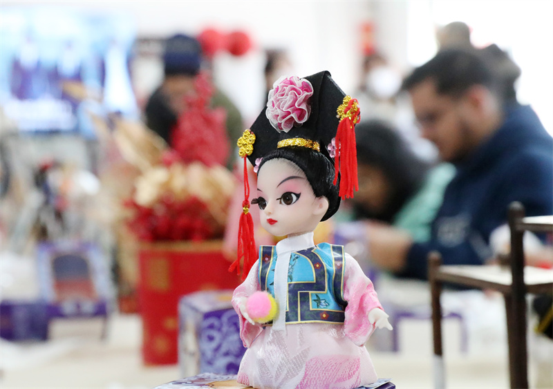 留學(xué)生在制作絹人工藝品。張進剛攝