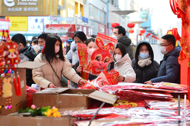在山東省青島市臺東步行街，市民在選購兔年吉祥物貼紙。王海濱攝