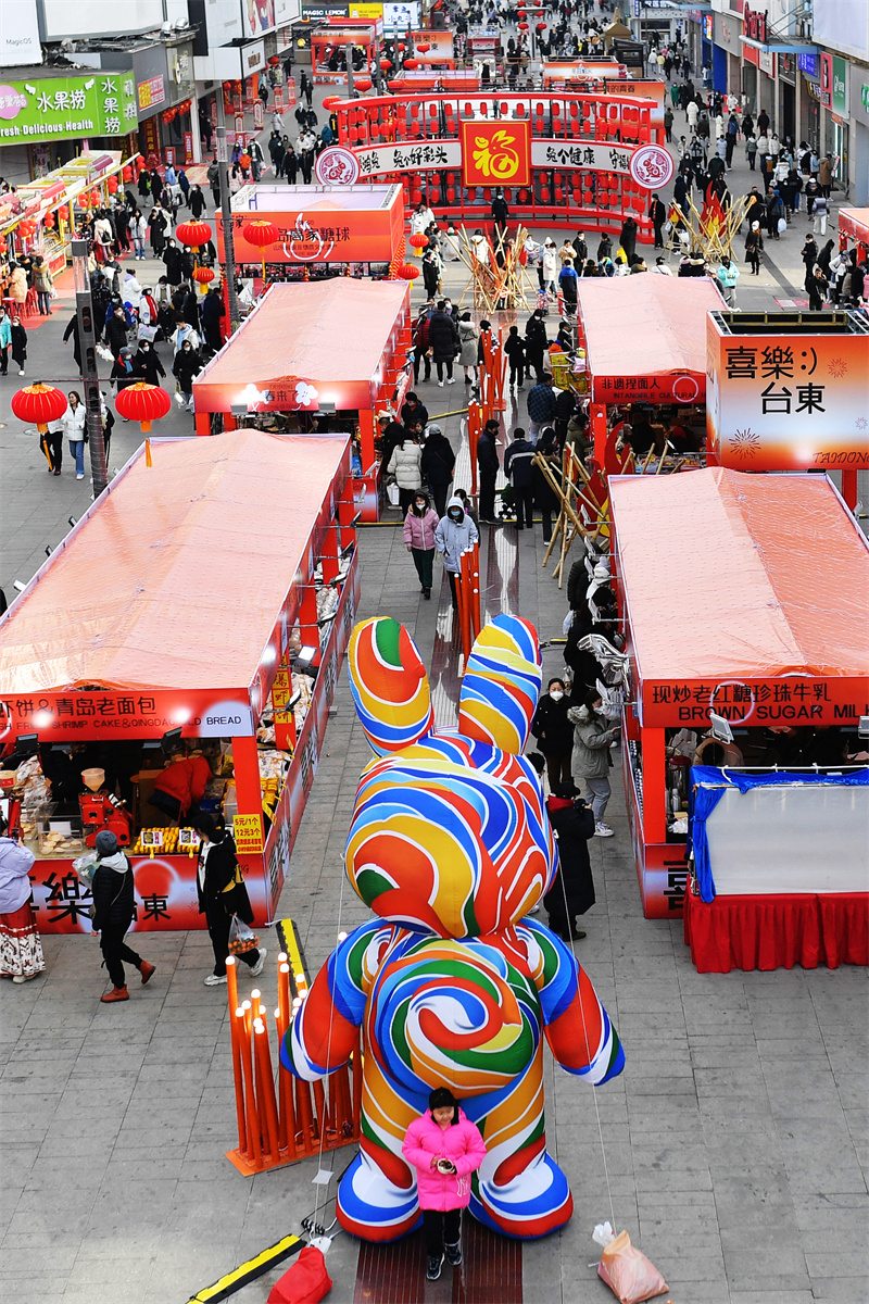 山東省青島市臺(tái)東步行街張燈結(jié)彩、年味十足。王海濱攝