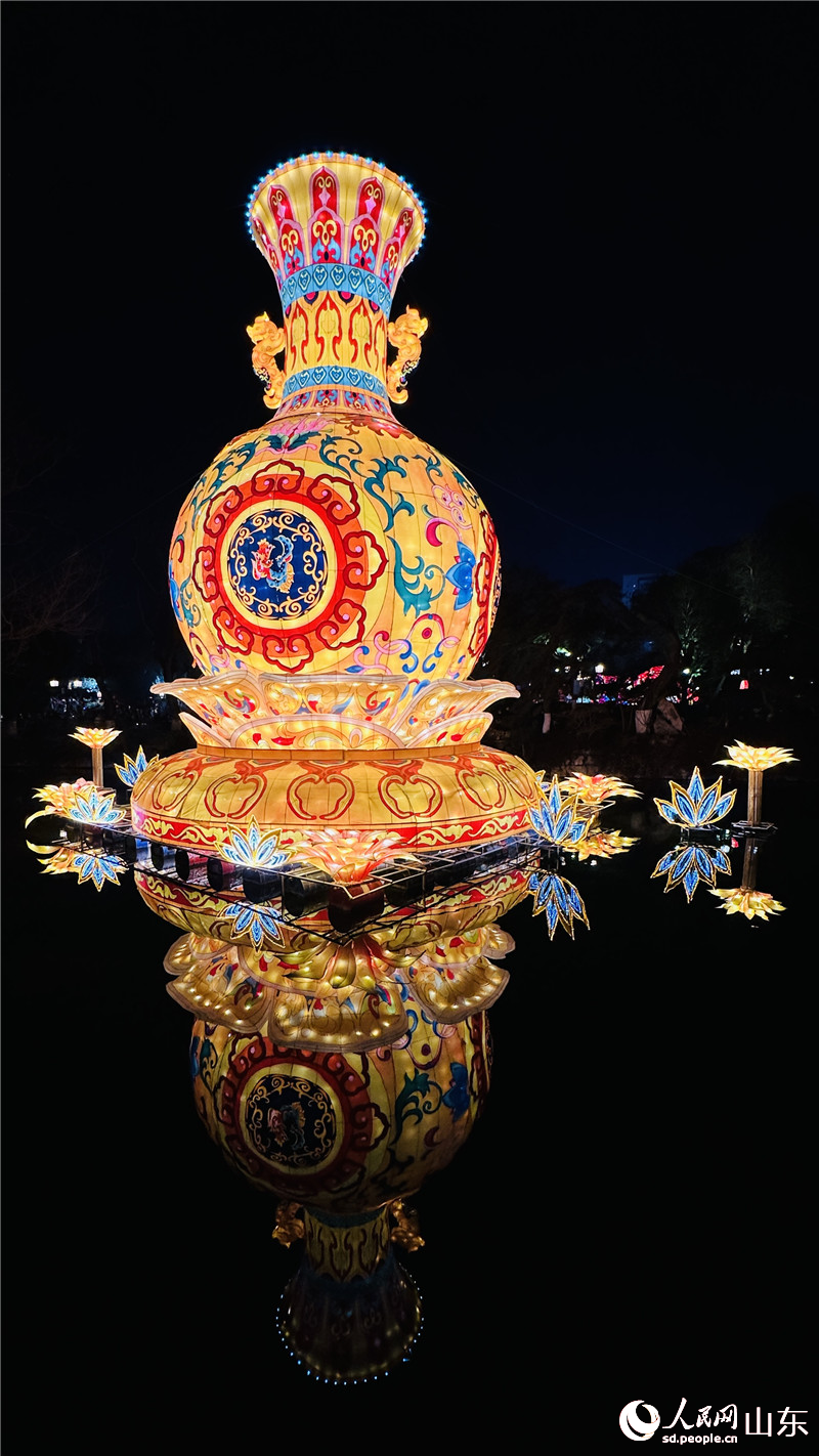 “平安中國”花瓶臨水而立，寓意四海升平，平安祥和。人民網(wǎng) 喬姝攝