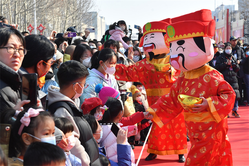 在“民間藝術節”鬧元宵展演活動上，來自紅島街道的“財神送寶”節目與市民互動。王海濱攝