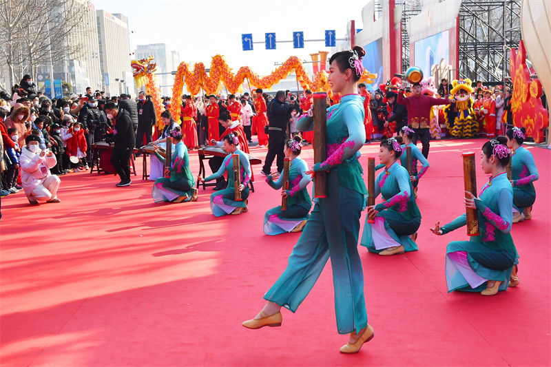 來自紅島的居民表演非遺魚皮鼓《漁鼓送春來》節(jié)目。王海濱攝