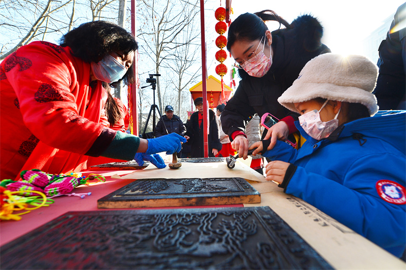 一名小朋友體驗紅島街道的非遺傳統(tǒng)木板年畫制作。王海濱攝