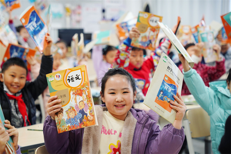 開學(xué)首日，孩子們早已迫不及待地進(jìn)入校園。周晗攝