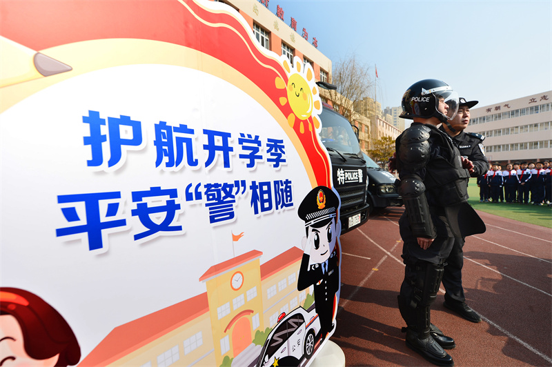2023年2月10日，在山東省青島市市北區北山二路小學，轄區民警為師生普及校園安全知識。王海濱攝