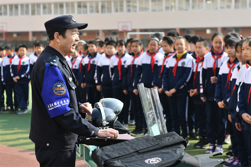 轄區民警為師生普及校園安全知識。王海濱攝