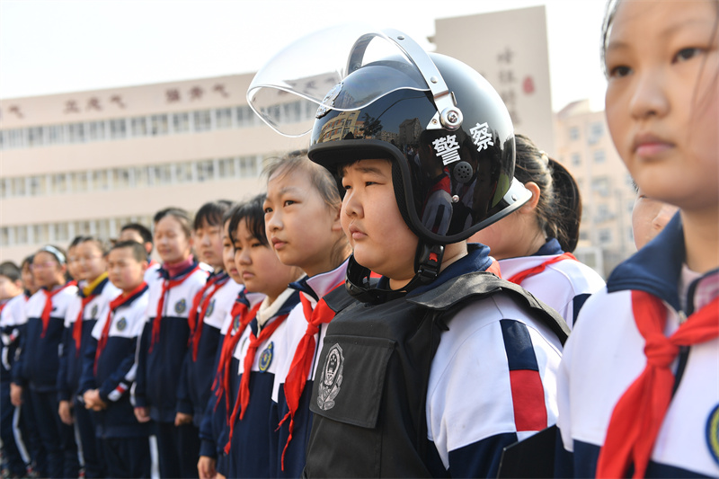 一名學生體驗警用防護裝備。王海濱攝