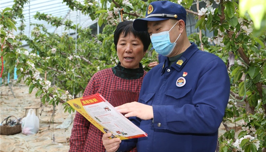 山東煙臺：消防員愛心助農 櫻桃大棚里傳授“防火經”