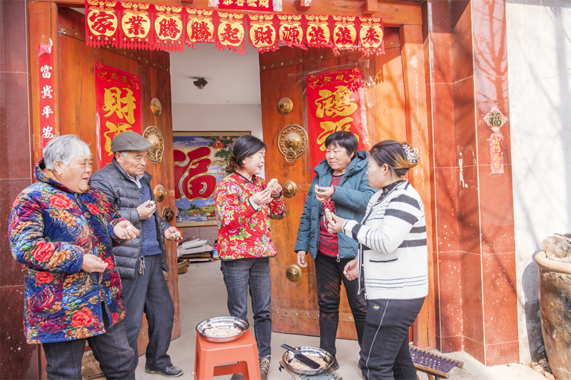 左鄰右舍在品嘗糖豆。陳光金攝