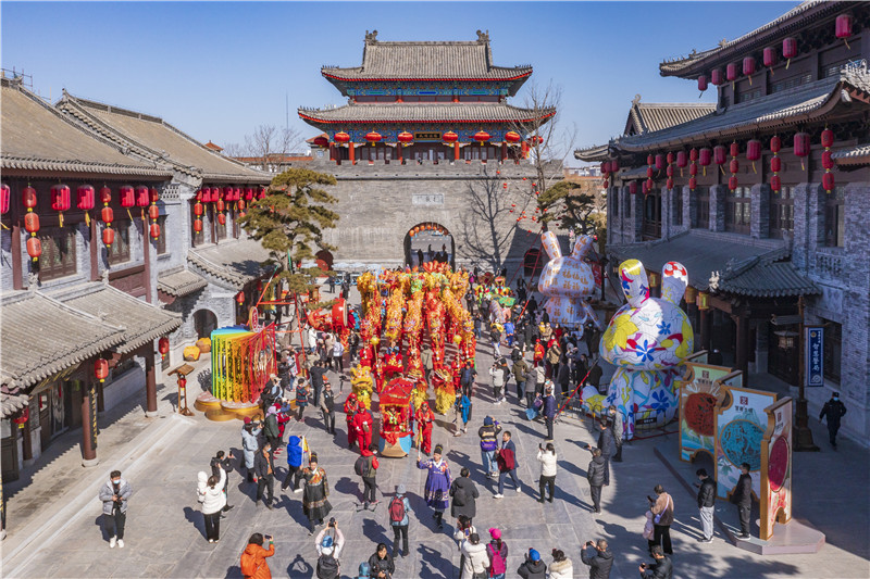 舞獅隊行進中。陳光金攝