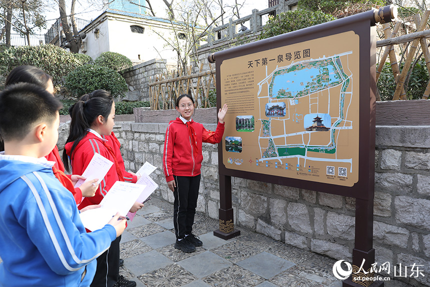 介紹巡河路線和環(huán)保知識(shí)。人民網(wǎng) 劉祺攝