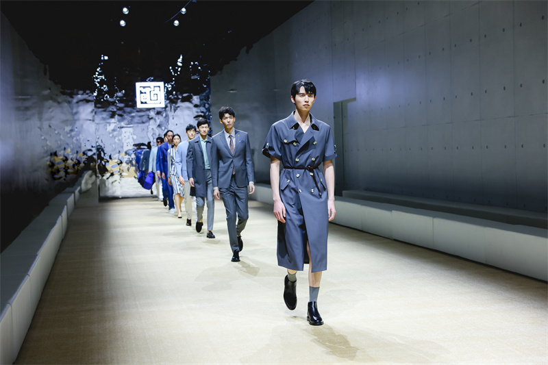 3月4日，民族服裝定制品牌隆慶祥2023春夏大秀在青島開啟。隆慶祥供圖