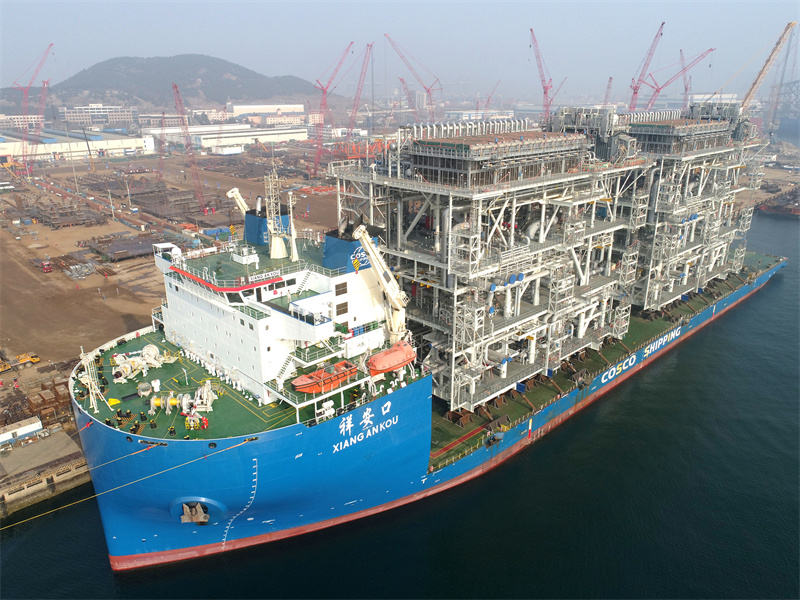 標志著全球首例一體化建造液化天然氣工廠35個模塊全部交付。張進剛攝