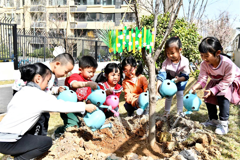 3月9日，在植樹節到來之際，濟南市市中區山望幼兒園組織老師、家長和孩子們，開展植樹活動。李天藝攝
