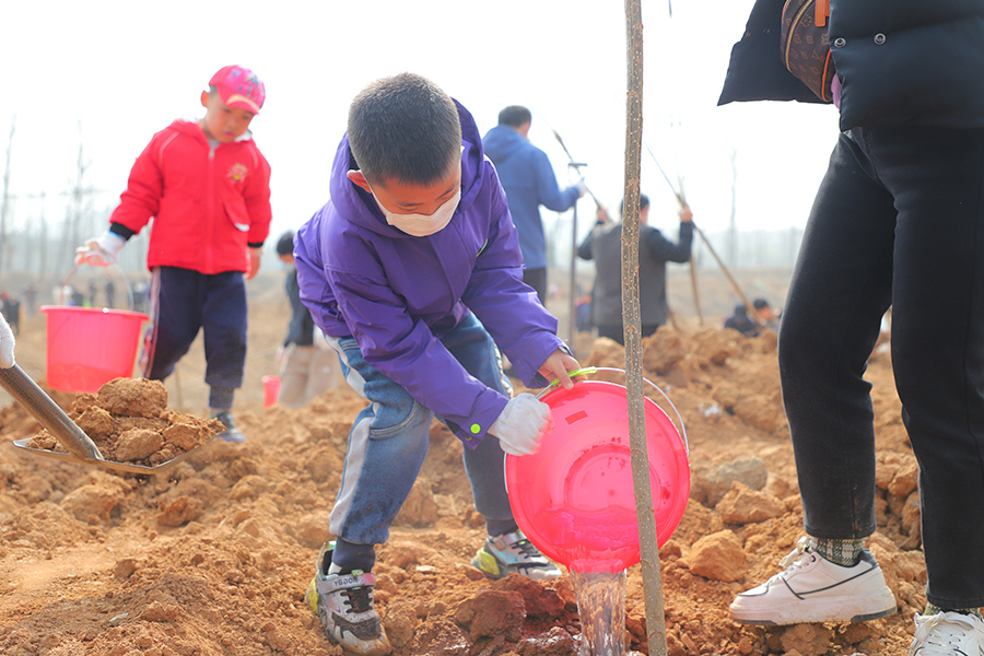 圖為日照市群眾參加“踐行雙碳戰略 守護綠水青山”公益植樹活動。田洪祥攝