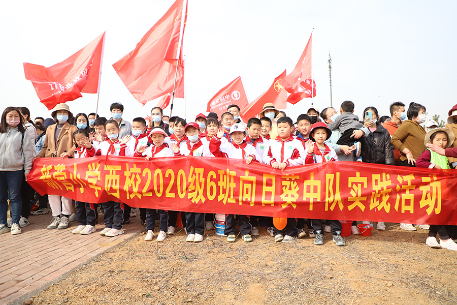 圖為日照市群眾參加“踐行雙碳戰(zhàn)略 守護(hù)綠水青山”公益植樹(shù)活動(dòng)。田洪祥攝