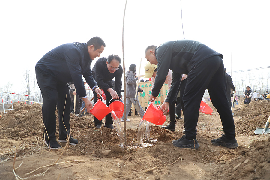 圖為日照市群眾參加“踐行雙碳戰略 守護綠水青山”公益植樹活動。田洪祥攝