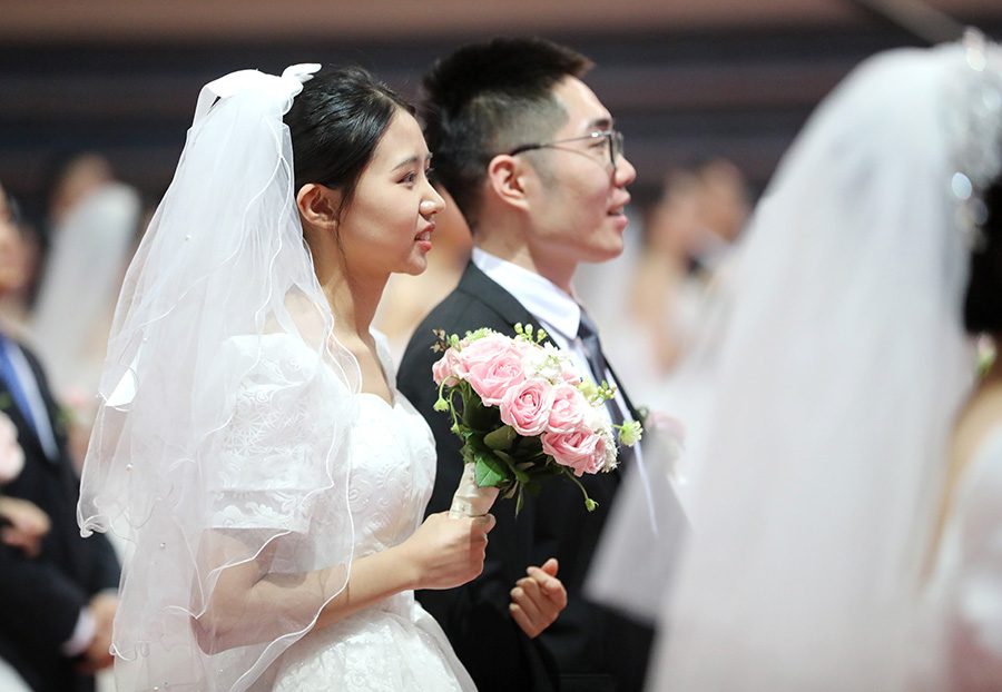 4月8日，一新娘在認真傾聽老師的祝福。張進剛攝