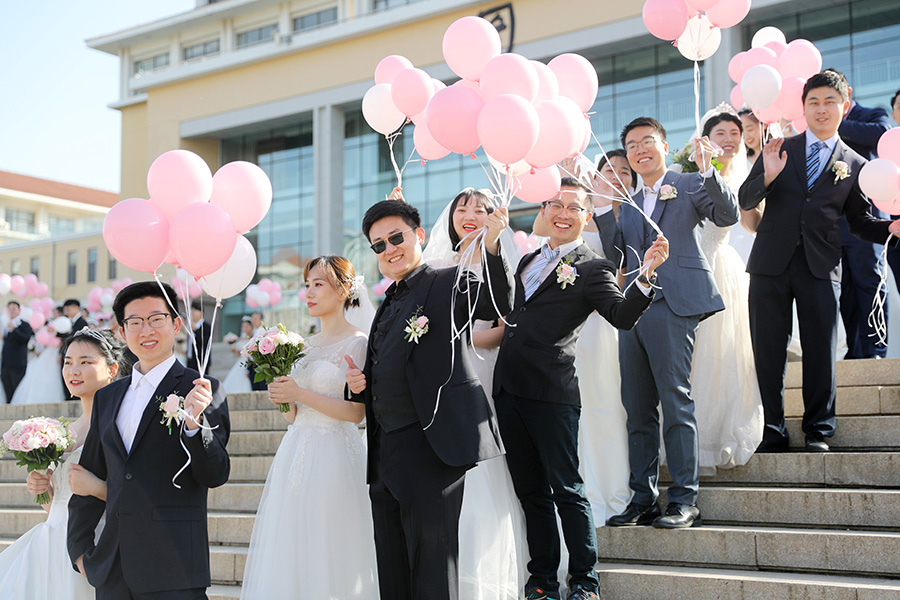 4月8日，中國海洋大學(xué)99對(duì)校友舉行集體婚禮。張進(jìn)剛攝