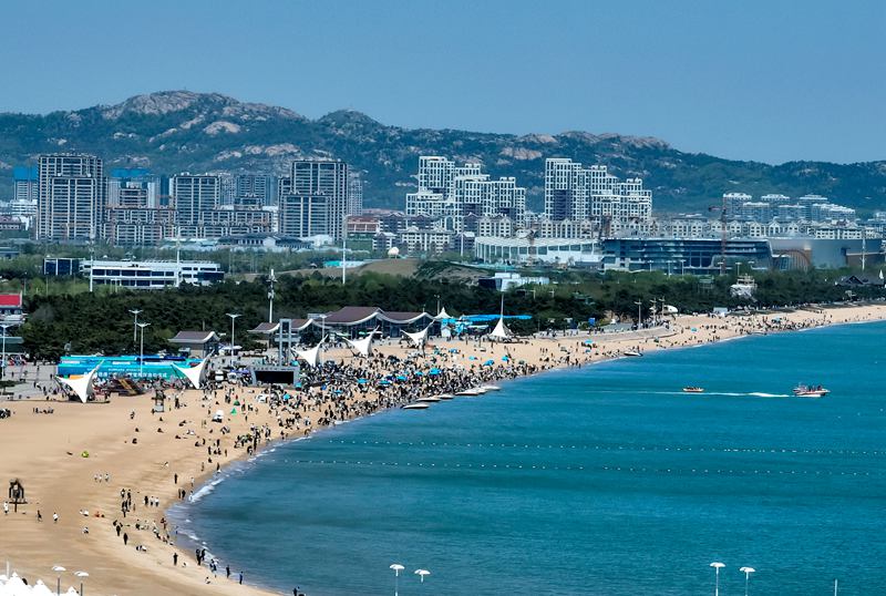 五一假期首日，山東日照陽光海岸迎來第一波游客，漫步海灘，盡享假日時光。趙洪生攝