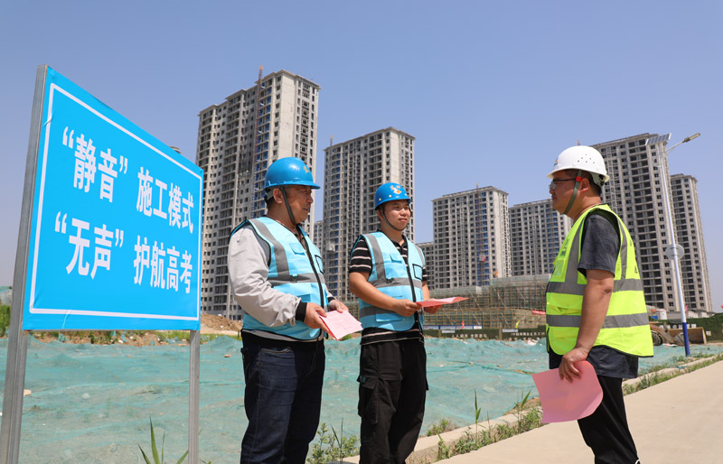 為保障高考各項工作順利進行，山東省棗莊市薛城區對城區35個在建工地進行嚴格管控，做好降塵降噪工作。