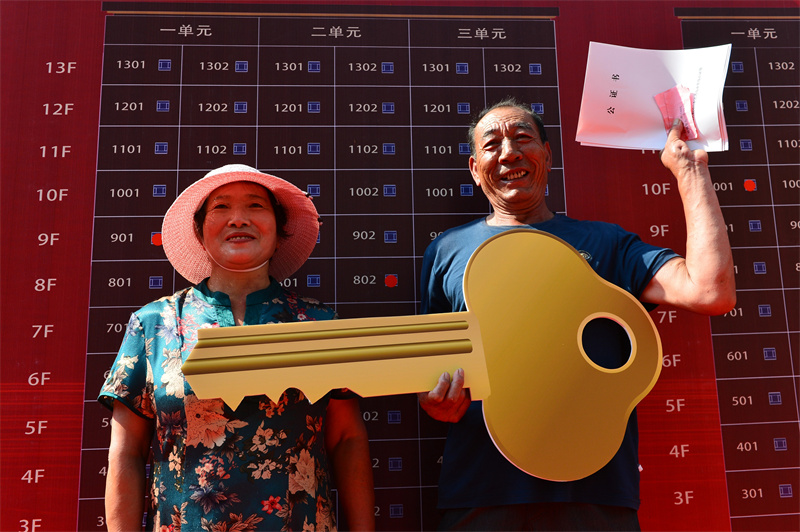在回遷房選房現場,兩位村民喜分新居。王海濱攝
