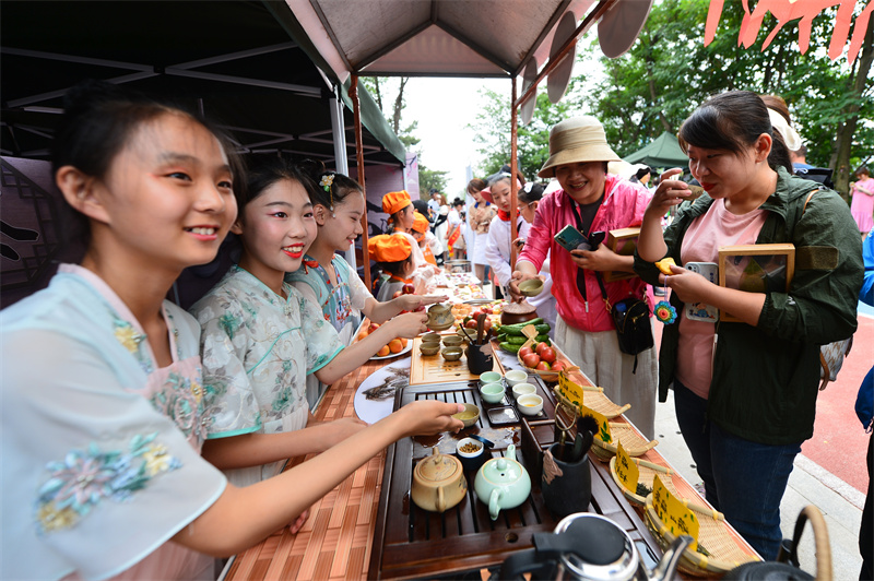 夏莊小學(xué)的學(xué)生體驗煮制當(dāng)?shù)氐木G茶讓與會嘉賓品嘗。王海濱攝