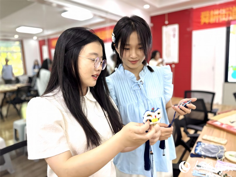 端午佩香囊,有辟邪驅瘟之意,且有襟頭點綴之用。6月20日,濟南市市中區舜耕街道舜雅社區聯合濟南職業學院開展“中華優秀傳統文化體驗進社區”活動。同學們走進社區,學習香囊的制作方法,與社區居民共同體驗中華優秀傳統文化的魅力。人民網 喬姝攝