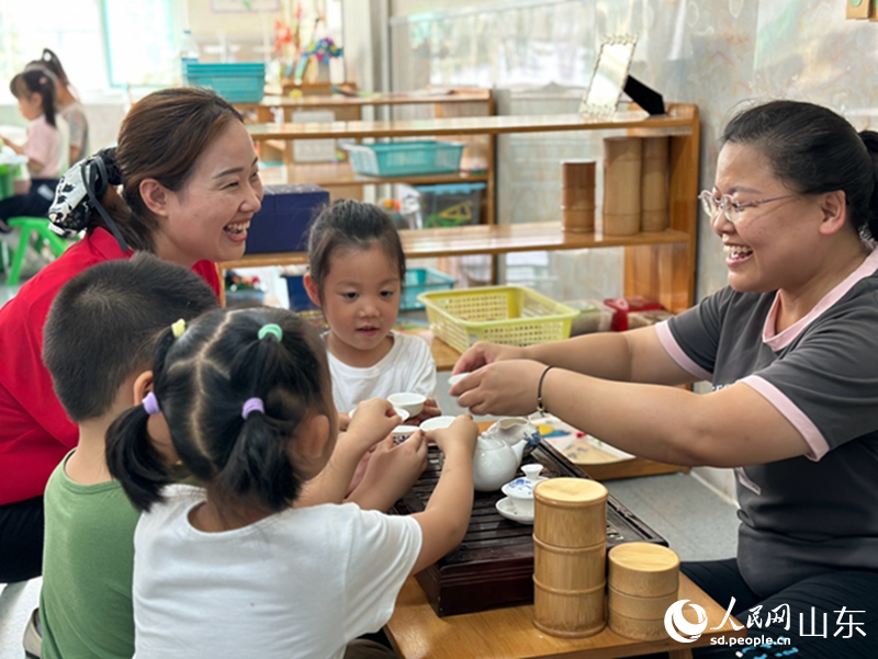 茶藝課上，老師和孩子們盡享茶藝時光。人民網(wǎng) 喬姝攝