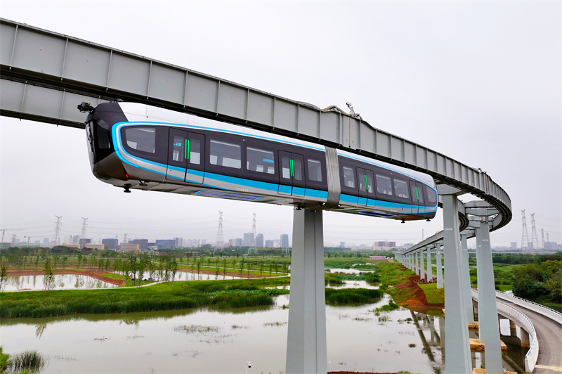 9月26日,我國首列商用空軌列車投入運營。姜超攝
