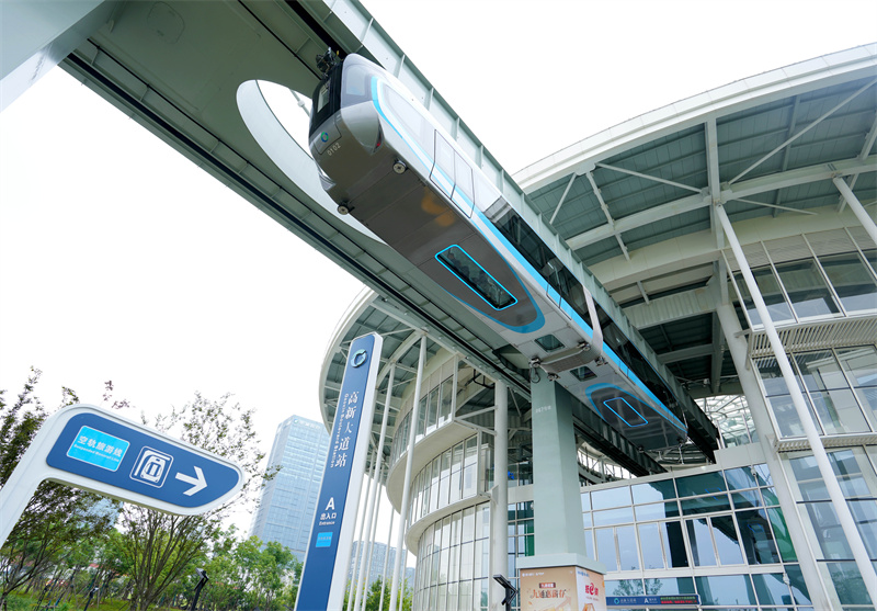 9月26日，我國首列商用空軌列車投入運(yùn)營。張進(jìn)剛攝