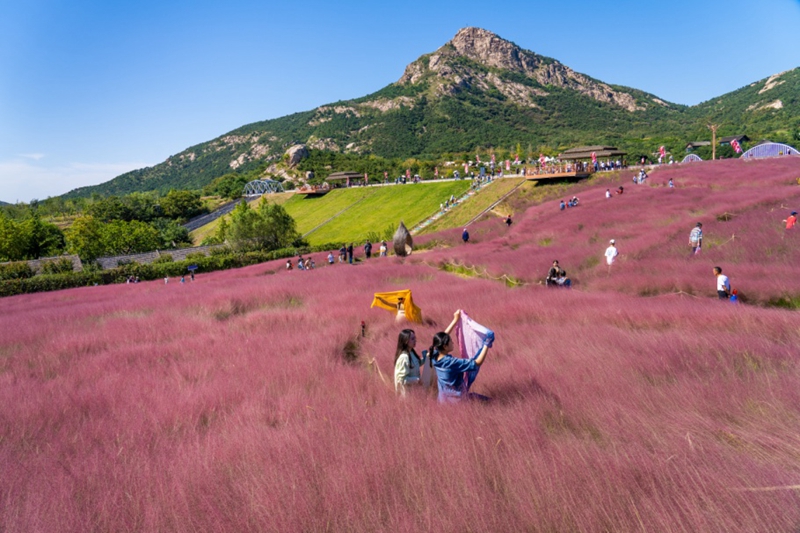 在山東日照石老山,游客在拍照打卡。武愛民攝