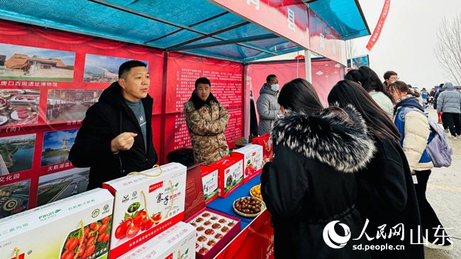 “村村有好品”優(yōu)質(zhì)農(nóng)產(chǎn)品展示攤位前，諸多市民游客駐足。人民網(wǎng) 喬姝 攝